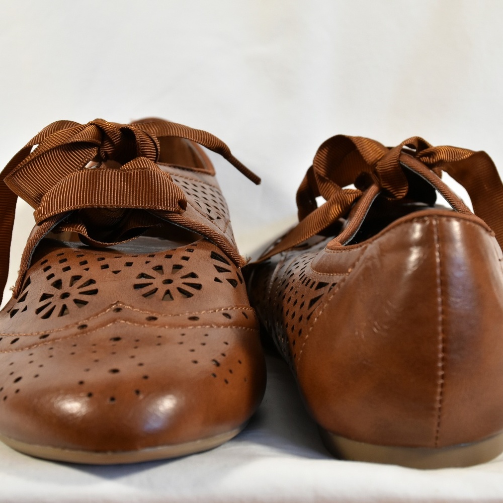 Steve Madden brown oxford shoes Flower cut-outs